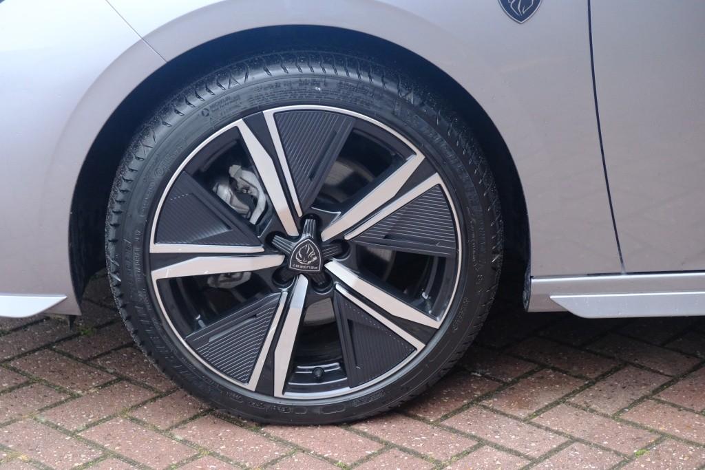 Peugeot 308 SW 1.2 PureTech 130pk EAT8 GT | Navi | App Connect | Climate | Adaptive Cruise | Camera | Keyless | PDC | 18" velgen afbeelding 24