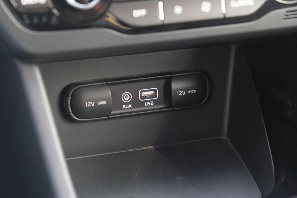 Kia Niro 1.6 GDi Hybrid 141pk DCT6 First Edition | Navi | App Connect | Climate | Crusie | Camera | Cruise | PDC | Trekhaak afbeelding 19