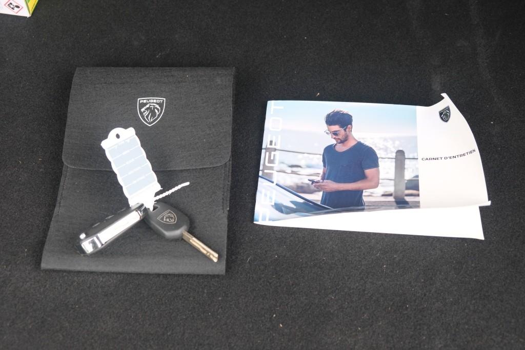 Peugeot 2008 1.2 PureTech 100pk Allure | App Connect | Climate | Cruise | DAB | PDC afbeelding 19