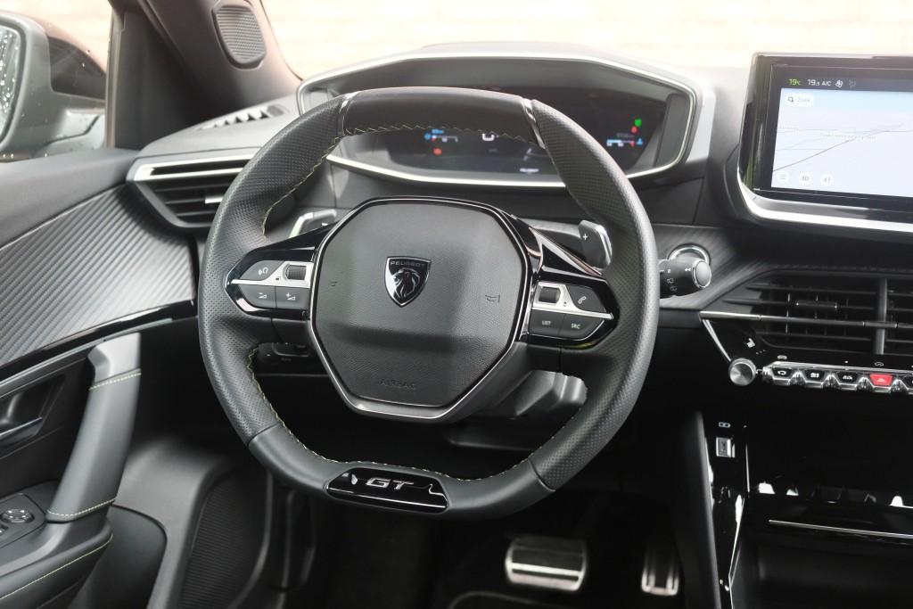 Peugeot 2008 1.2 Hybrid 145pk e-DCS6 GT | Navi | App Connect | Adaptive Cruise | Keyless | Alcantara | Camera | PDC afbeelding 14