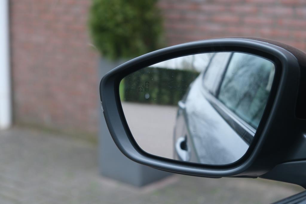 Peugeot 2008 1.2 Hybrid 145pk e-DCS6 GT | Navi | App Connect | Adaptive Cruise | Keyless | Alcantara | Camera | PDC afbeelding 28