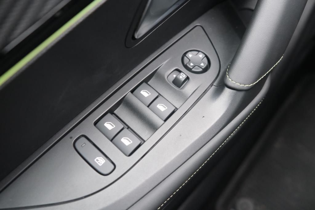 Peugeot 2008 1.2 Hybrid 145pk e-DCS6 GT | Navi | App Connect | Adaptive Cruise | Keyless | Alcantara | Camera | PDC afbeelding 25