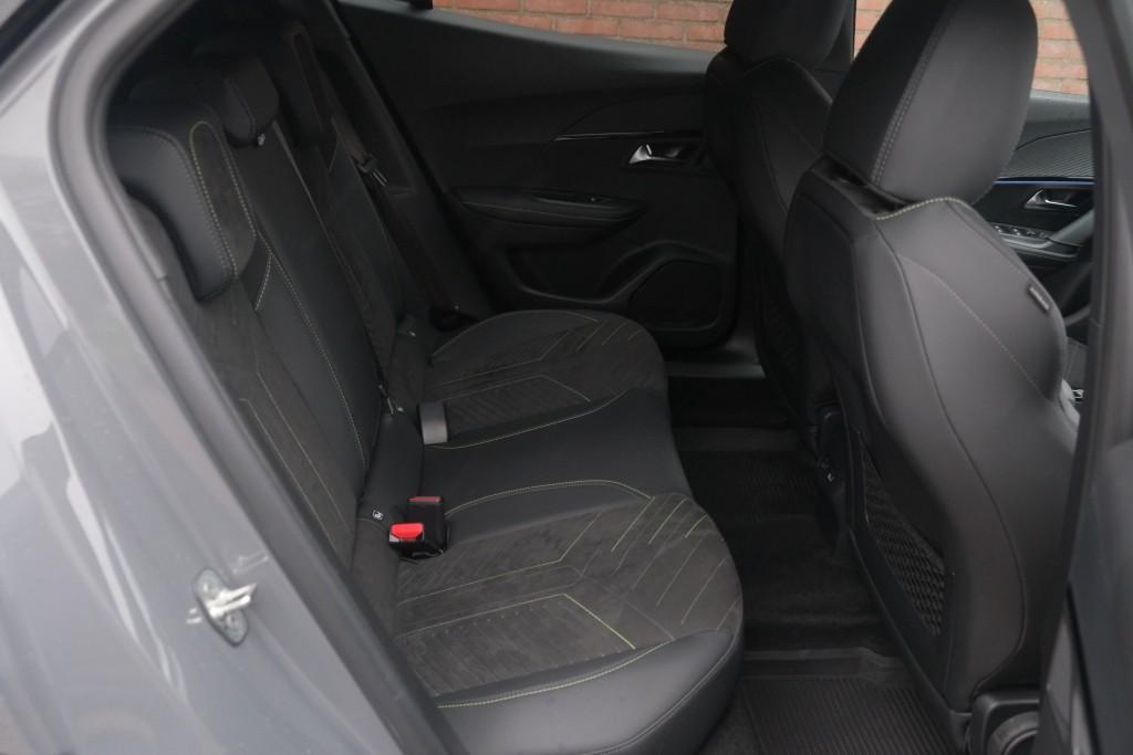 Peugeot 2008 1.2 Hybrid 145pk e-DCS6 GT | Navi | App Connect | Adaptive Cruise | Keyless | Alcantara | Camera | PDC afbeelding 3