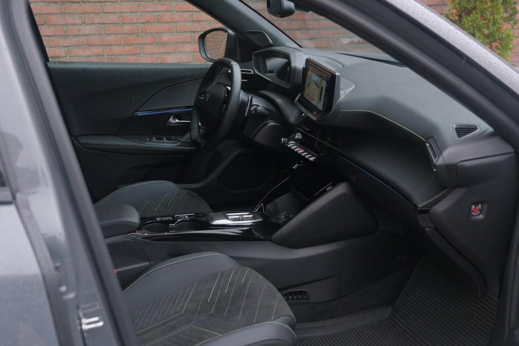 Peugeot 2008 1.2 Hybrid 145pk e-DCS6 GT | Navi | App Connect | Adaptive Cruise | Keyless | Alcantara | Camera | PDC afbeelding 4