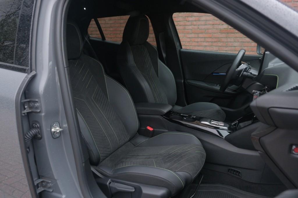 Peugeot 2008 1.2 Hybrid 145pk e-DCS6 GT | Navi | App Connect | Adaptive Cruise | Keyless | Alcantara | Camera | PDC afbeelding 6