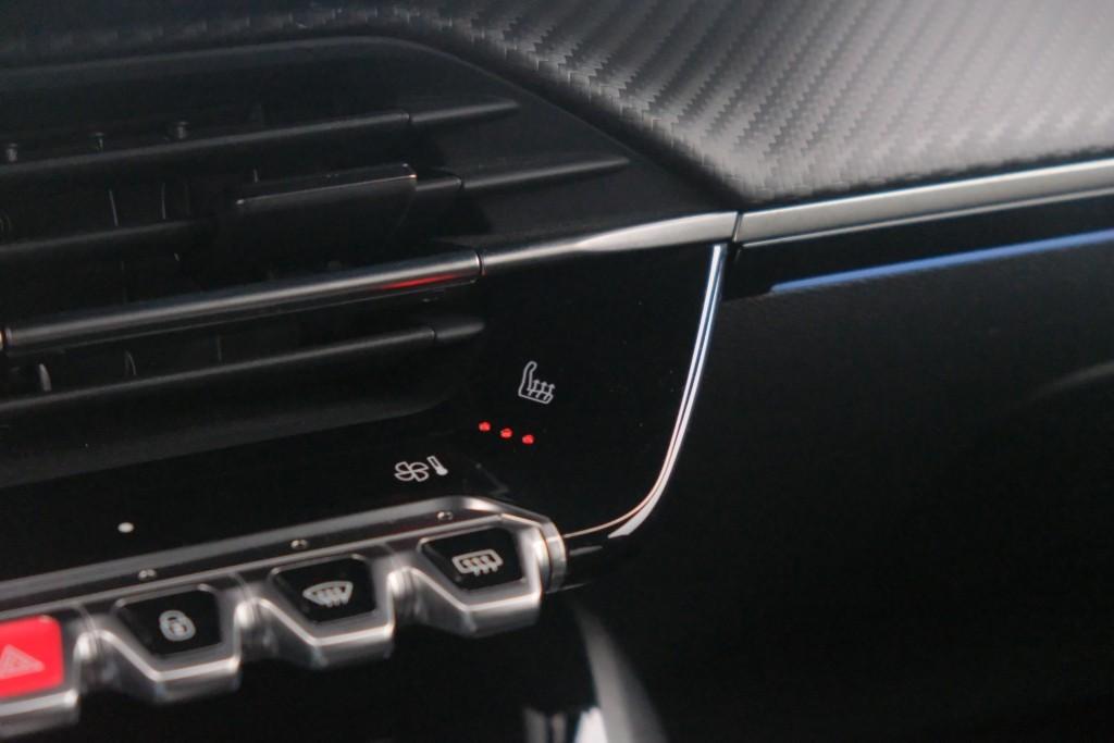 Peugeot 2008 1.2 Hybrid 145pk e-DCS6 GT | Navi | App Connect | Adaptive Cruise | Keyless | Alcantara | Camera | PDC afbeelding 21