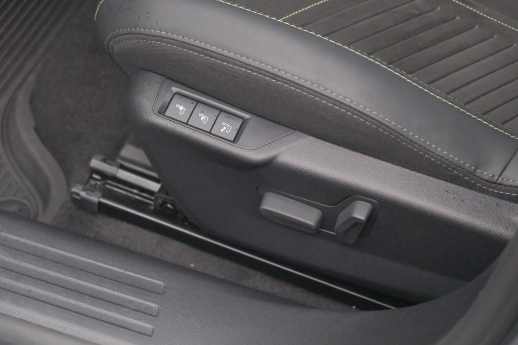 Peugeot 2008 1.2 Hybrid 145pk e-DCS6 GT | Navi | App Connect | Adaptive Cruise | Keyless | Alcantara | Camera | PDC afbeelding 25