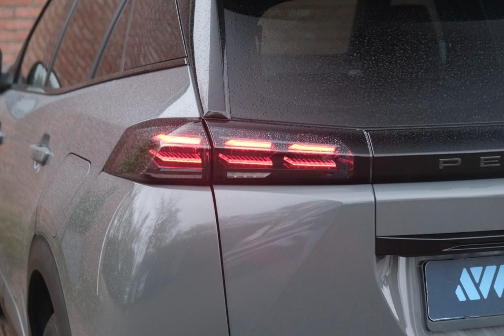 Peugeot 2008 1.2 Hybrid 145pk e-DCS6 GT | Navi | App Connect | Adaptive Cruise | Keyless | Alcantara | Camera | PDC afbeelding 29