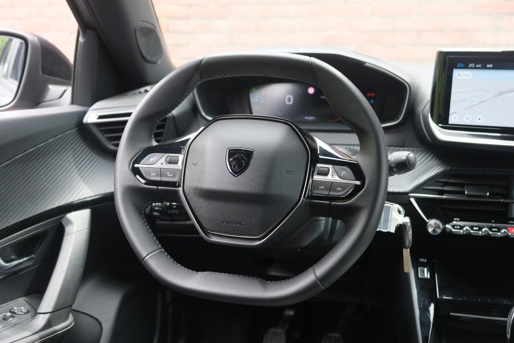 Peugeot 2008 1.2 PureTech 100pk Allure | Navi | App Connect | Climate | Cruise | Camera | PDC afbeelding 10