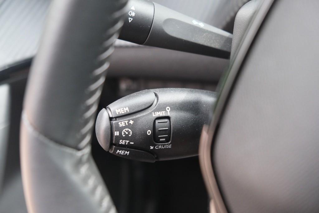 Peugeot 2008 1.2 PureTech 100pk Allure | Navi | App Connect | Climate | Cruise | Camera | PDC afbeelding 21