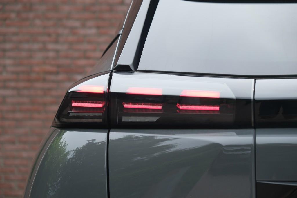 Peugeot 2008 1.2 PureTech 100pk Allure | Navi | App Connect | Climate | Cruise | Camera | PDC afbeelding 25