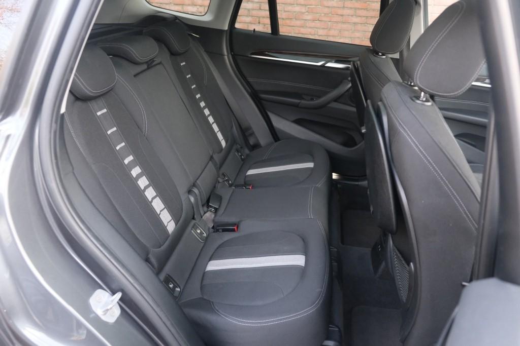 BMW X1 sDrive18i 140pk Aut. High Executive | Navi | Climate | Panoramadak | Head-up Display | Elektrische Achterklep | Stoelverwarming | PDC | Trekhaak afbeelding 3