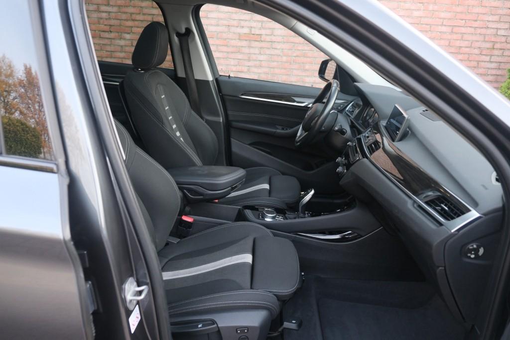 BMW X1 sDrive18i 140pk Aut. High Executive | Navi | Climate | Panoramadak | Head-up Display | Elektrische Achterklep | Stoelverwarming | PDC | Trekhaak afbeelding 4