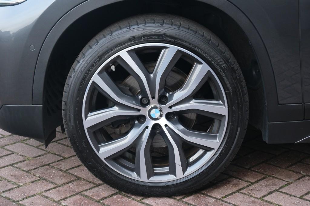 BMW X1 sDrive18i 140pk Aut. High Executive | Navi | Climate | Panoramadak | Head-up Display | Elektrische Achterklep | Stoelverwarming | PDC | Trekhaak afbeelding 32