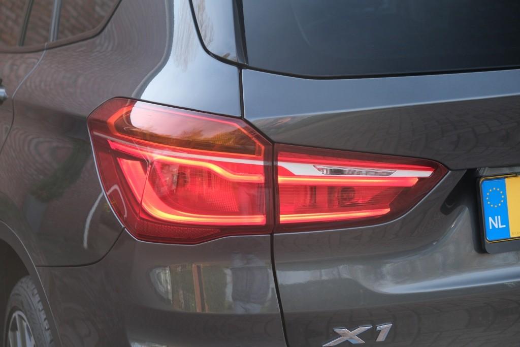 BMW X1 sDrive18i 140pk Aut. High Executive | Navi | Climate | Panoramadak | Head-up Display | Elektrische Achterklep | Stoelverwarming | PDC | Trekhaak afbeelding 33