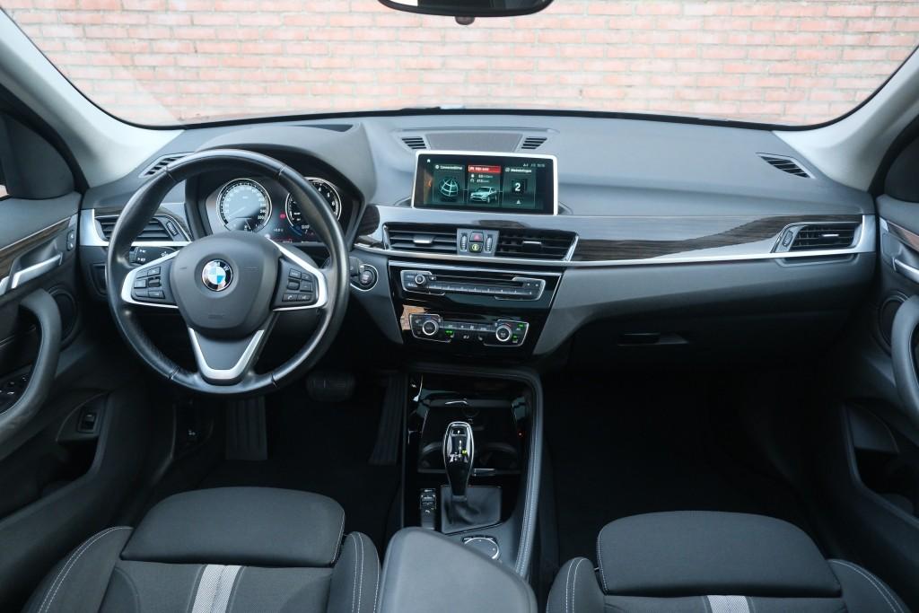 BMW X1 sDrive18i 140pk Aut. High Executive | Navi | Climate | Panoramadak | Head-up Display | Elektrische Achterklep | Stoelverwarming | PDC | Trekhaak afbeelding 7