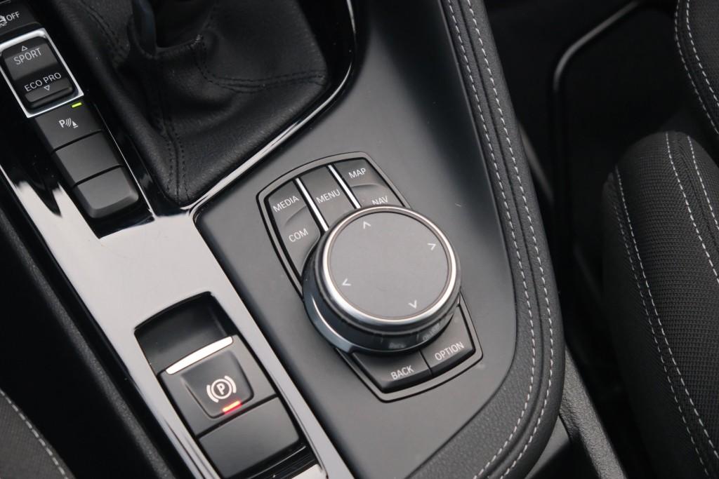 BMW X1 sDrive18i 140pk Aut. High Executive | Navi | Climate | Panoramadak | Head-up Display | Elektrische Achterklep | Stoelverwarming | PDC | Trekhaak afbeelding 29