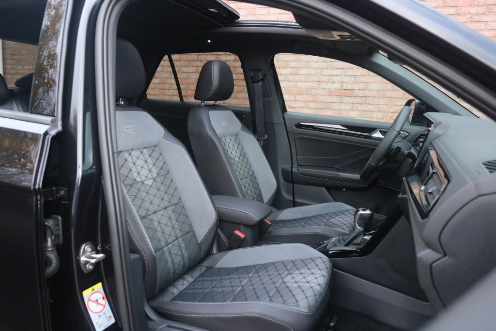Volkswagen T-Roc 1.5 TSi 150pk DSG R-Line Black Edition | Black Style | App Connect | Panoramadak | Camera | Keyless | Elektrische Achterklep | Matrix LED | Winter Pakket afbeelding 6