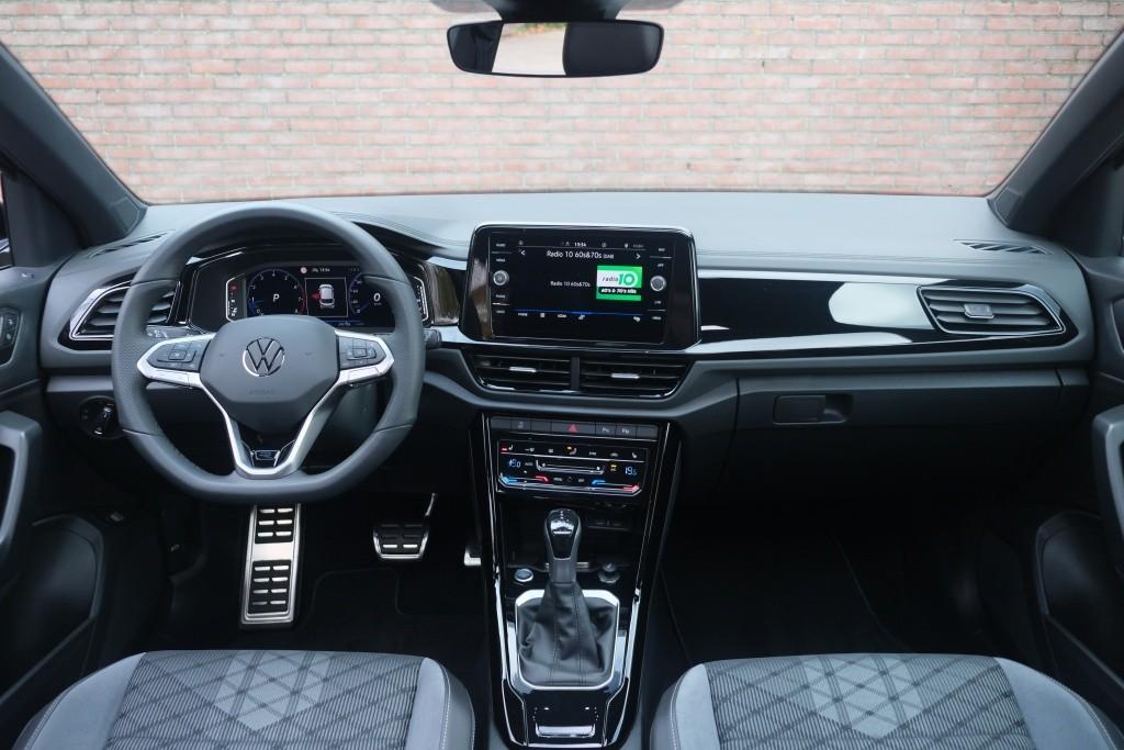 Volkswagen T-Roc 1.5 TSi 150pk DSG R-Line Black Edition | Black Style | App Connect | Panoramadak | Camera | Keyless | Elektrische Achterklep | Matrix LED | Winter Pakket afbeelding 7