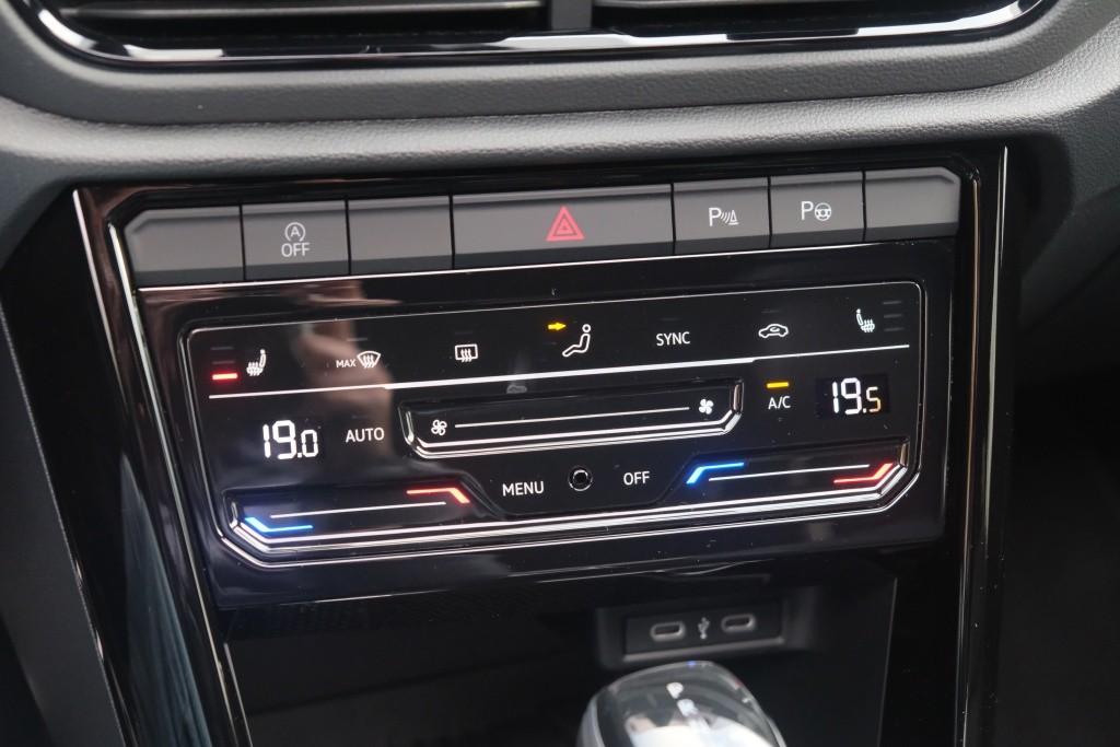 Volkswagen T-Roc 1.5 TSi 150pk DSG R-Line Black Edition | Black Style | App Connect | Panoramadak | Camera | Keyless | Elektrische Achterklep | Matrix LED | Winter Pakket afbeelding 22