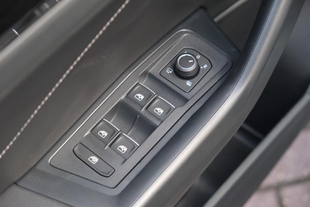 Volkswagen T-Roc 1.5 TSi 150pk DSG R-Line Black Edition | Black Style | App Connect | Panoramadak | Camera | Keyless | Elektrische Achterklep | Matrix LED | Winter Pakket afbeelding 26