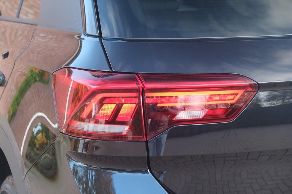 Volkswagen T-Roc 1.5 TSi 150pk DSG R-Line Black Edition | Black Style | App Connect | Panoramadak | Camera | Keyless | Elektrische Achterklep | Matrix LED | Winter Pakket afbeelding 31
