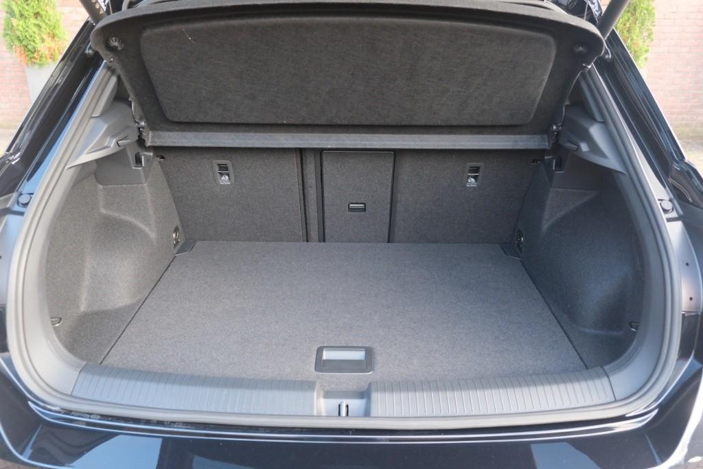 Volkswagen T-Roc 1.5 TSi 150pk DSG R-Line Black Edition | Black Style | App Connect | Panoramadak | Camera | Keyless | Elektrische Achterklep | Matrix LED | Winter Pakket afbeelding 33