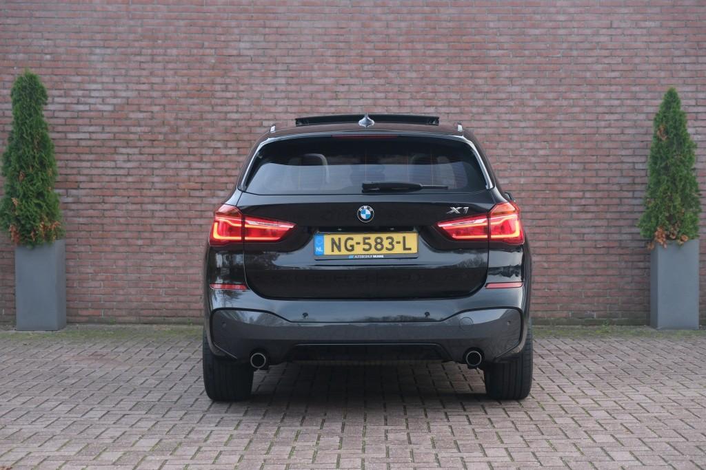 BMW X1 sDrive20i 192pk Aut. High Executive | M Sport | Navi | Climate | Panoramadak | Head-up Display | Elektrische Achterklep | Stoelverwarming | PDC | Trekhaak afbeelding 34