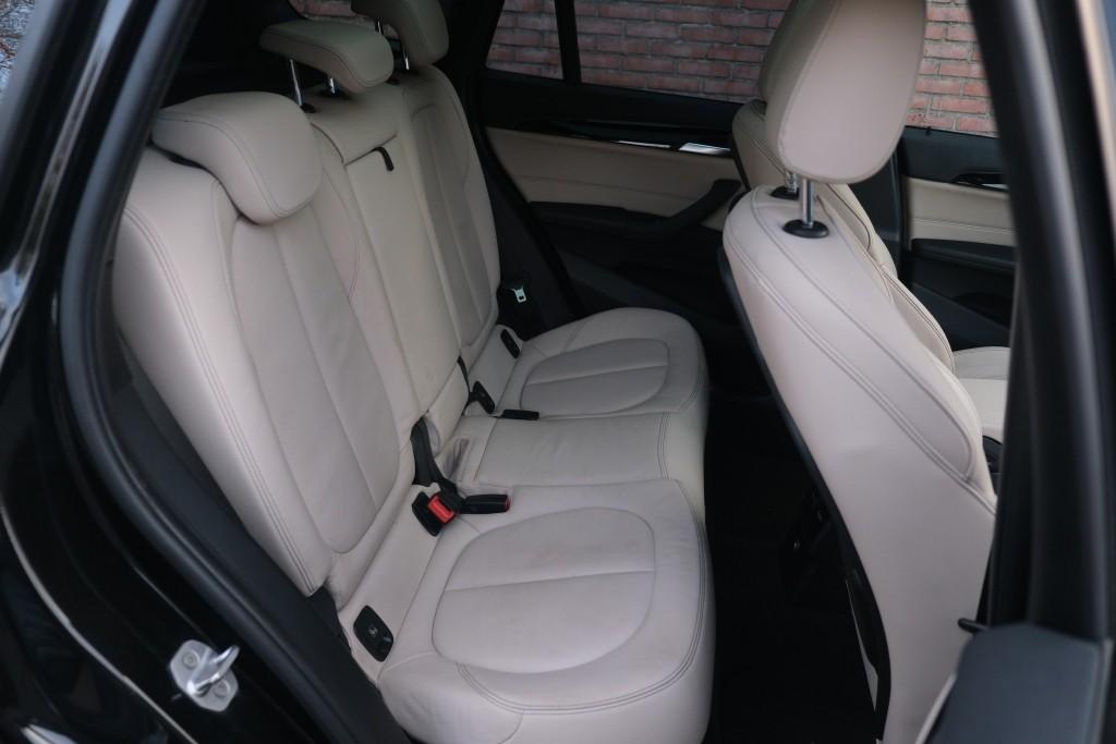 BMW X1 sDrive20i 192pk Aut. High Executive | M Sport | Navi | Climate | Panoramadak | Head-up Display | Elektrische Achterklep | Stoelverwarming | PDC | Trekhaak afbeelding 3