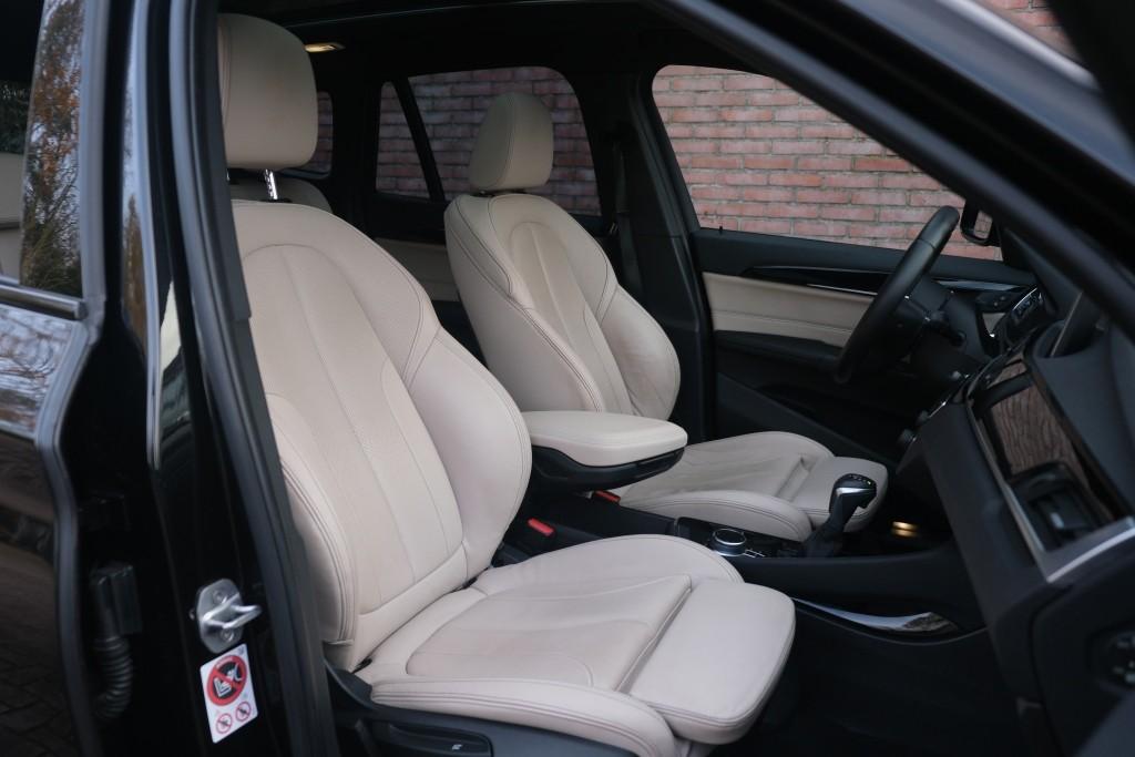 BMW X1 sDrive20i 192pk Aut. High Executive | M Sport | Navi | Climate | Panoramadak | Head-up Display | Elektrische Achterklep | Stoelverwarming | PDC | Trekhaak afbeelding 6