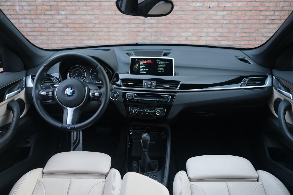BMW X1 sDrive20i 192pk Aut. High Executive | M Sport | Navi | Climate | Panoramadak | Head-up Display | Elektrische Achterklep | Stoelverwarming | PDC | Trekhaak afbeelding 7