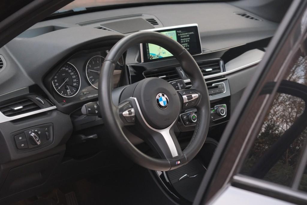 BMW X1 sDrive20i 192pk Aut. High Executive | M Sport | Navi | Climate | Panoramadak | Head-up Display | Elektrische Achterklep | Stoelverwarming | PDC | Trekhaak afbeelding 8