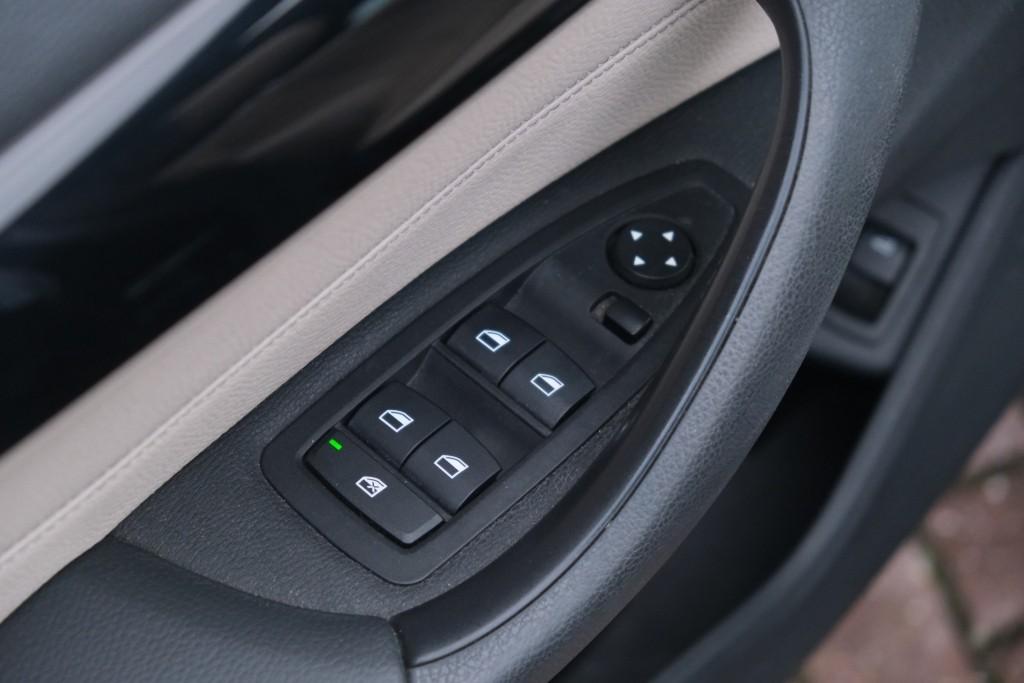 BMW X1 sDrive20i 192pk Aut. High Executive | M Sport | Navi | Climate | Panoramadak | Head-up Display | Elektrische Achterklep | Stoelverwarming | PDC | Trekhaak afbeelding 28