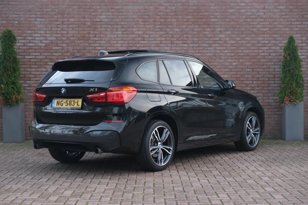 BMW X1 sDrive20i 192pk Aut. High Executive | M Sport | Navi | Climate | Panoramadak | Head-up Display | Elektrische Achterklep | Stoelverwarming | PDC | Trekhaak afbeelding 32