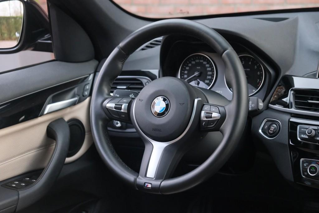 BMW X1 sDrive20i 192pk Aut. High Executive | M Sport | Navi | Climate | Panoramadak | Head-up Display | Elektrische Achterklep | Stoelverwarming | PDC | Trekhaak afbeelding 14