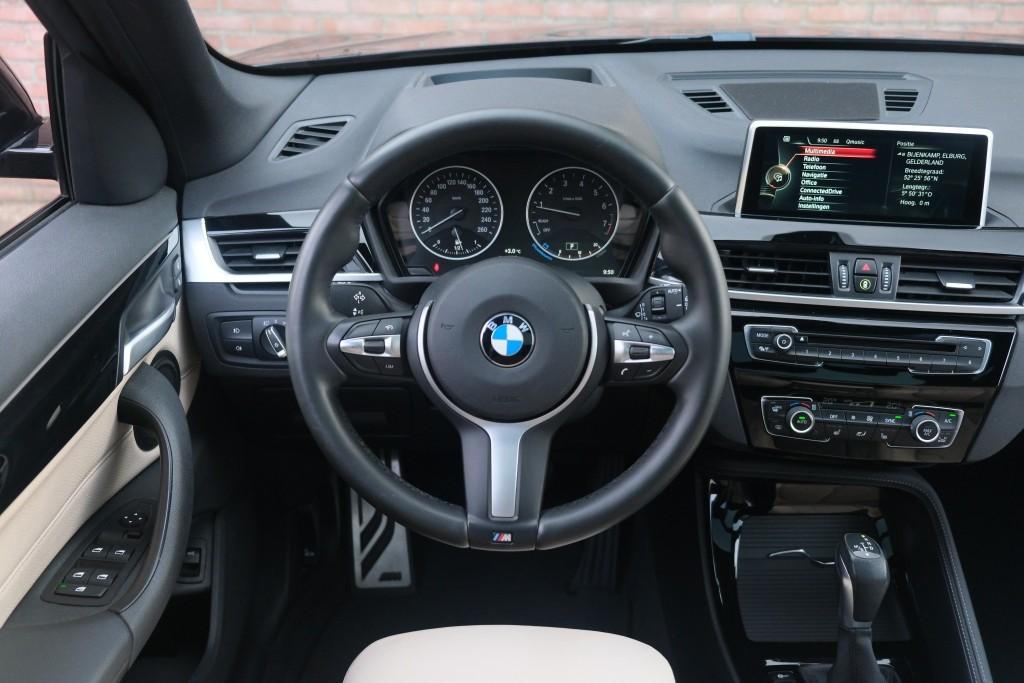 BMW X1 sDrive20i 192pk Aut. High Executive | M Sport | Navi | Climate | Panoramadak | Head-up Display | Elektrische Achterklep | Stoelverwarming | PDC | Trekhaak afbeelding 16
