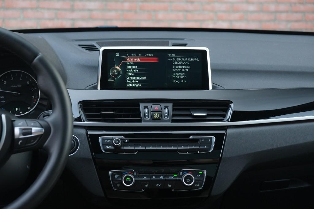 BMW X1 sDrive20i 192pk Aut. High Executive | M Sport | Navi | Climate | Panoramadak | Head-up Display | Elektrische Achterklep | Stoelverwarming | PDC | Trekhaak afbeelding 17