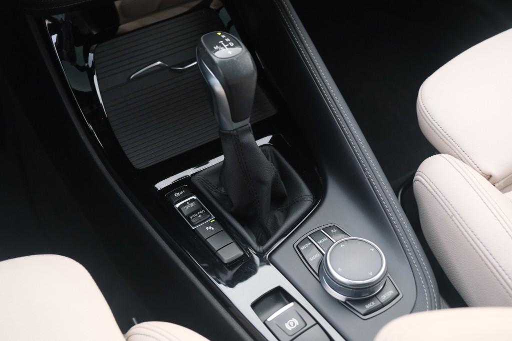 BMW X1 sDrive20i 192pk Aut. High Executive | M Sport | Navi | Climate | Panoramadak | Head-up Display | Elektrische Achterklep | Stoelverwarming | PDC | Trekhaak afbeelding 26