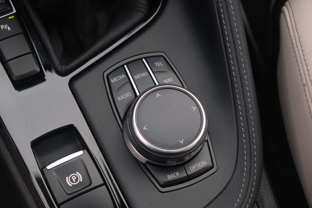 BMW X1 sDrive20i 192pk Aut. High Executive | M Sport | Navi | Climate | Panoramadak | Head-up Display | Elektrische Achterklep | Stoelverwarming | PDC | Trekhaak afbeelding 27