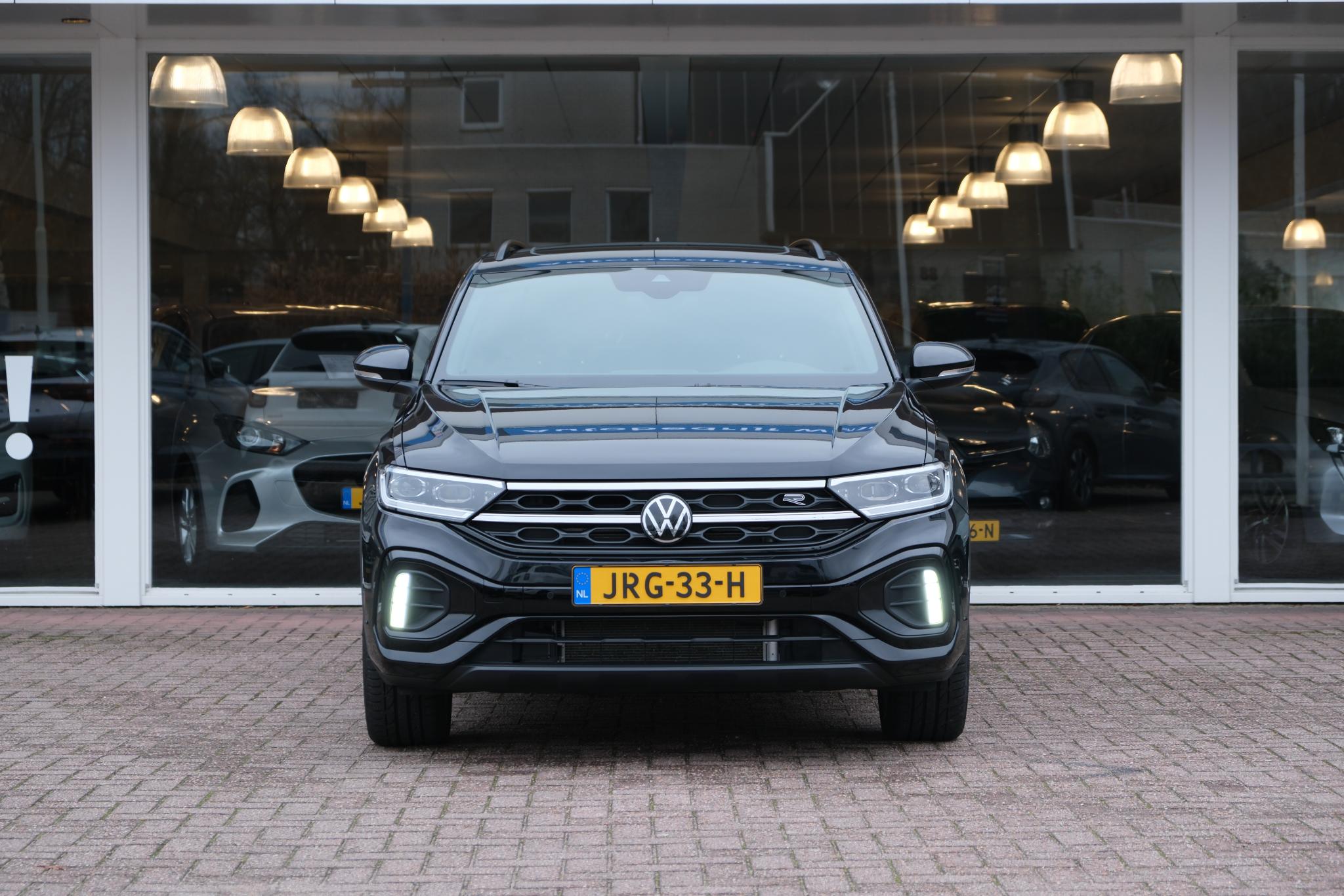 Volkswagen T-Roc 1.5 TSi 150pk DSG R-Line Black Edition | Black Style | App Connect | Panoramadak | Camera | Keyless | Elektrische Achterklep | Matrix LED | Winter Pakket afbeelding 3