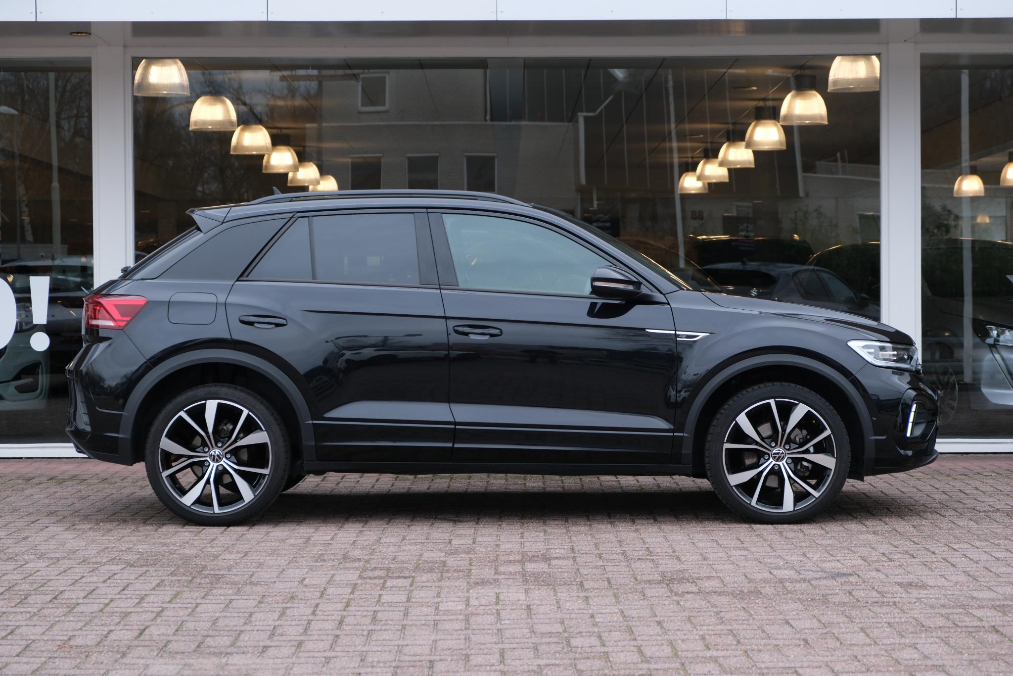 Volkswagen T-Roc 1.5 TSi 150pk DSG R-Line Black Edition | Black Style | App Connect | Panoramadak | Camera | Keyless | Elektrische Achterklep | Matrix LED | Winter Pakket afbeelding 4