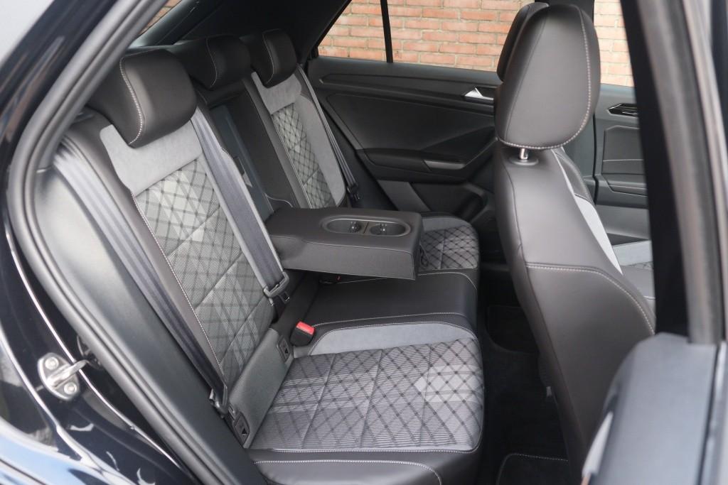Volkswagen T-Roc 1.5 TSi 150pk DSG R-Line Black Edition | Black Style | App Connect | Panoramadak | Camera | Keyless | Elektrische Achterklep | Matrix LED | Winter Pakket afbeelding 8