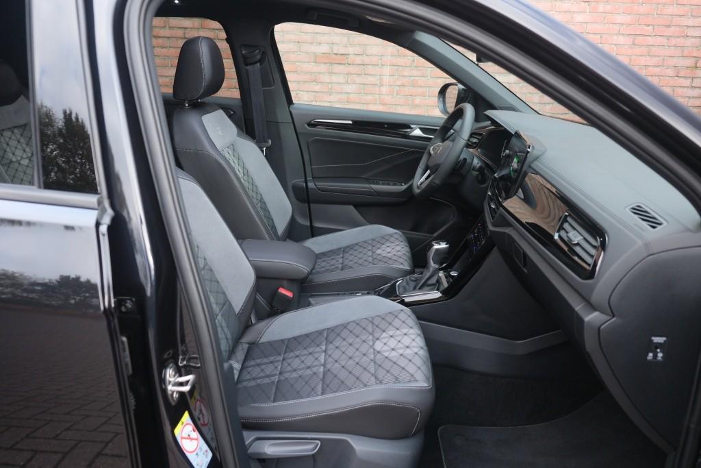 Volkswagen T-Roc 1.5 TSi 150pk DSG R-Line Black Edition | Black Style | App Connect | Panoramadak | Camera | Keyless | Elektrische Achterklep | Matrix LED | Winter Pakket afbeelding 9