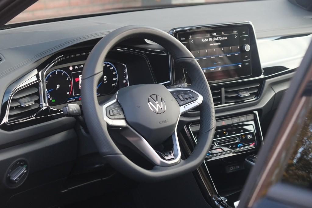 Volkswagen T-Roc 1.5 TSi 150pk DSG R-Line Black Edition | Black Style | App Connect | Panoramadak | Camera | Keyless | Elektrische Achterklep | Matrix LED | Winter Pakket afbeelding 11