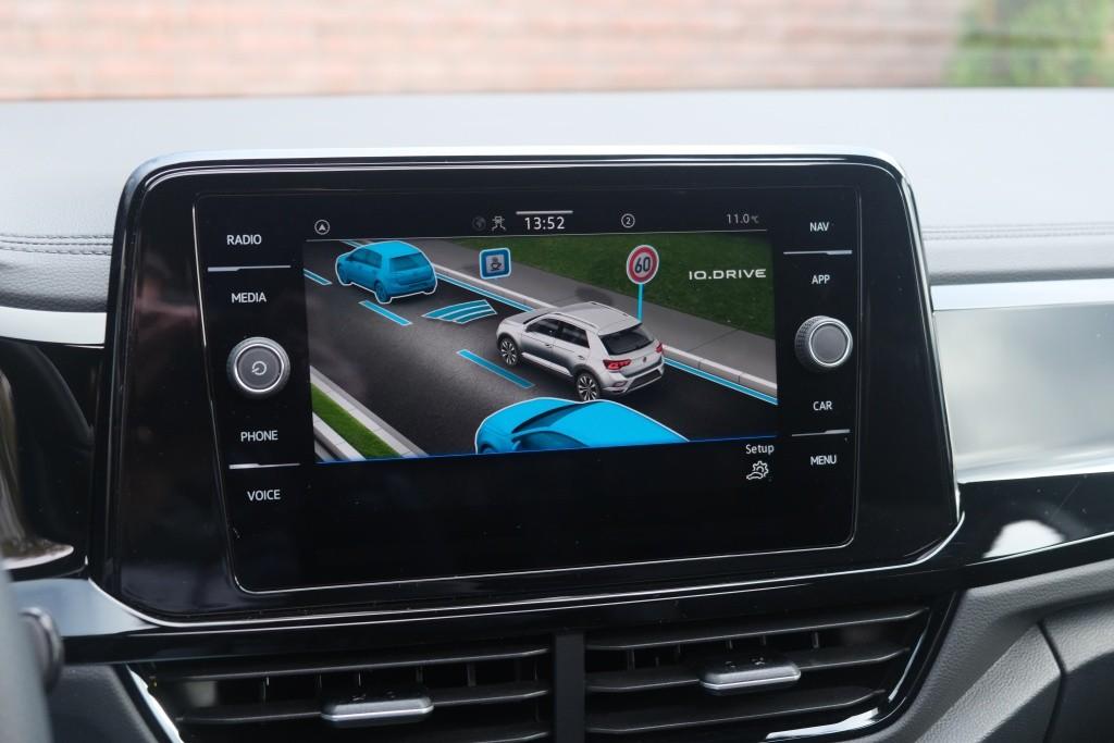 Volkswagen T-Roc 1.5 TSi 150pk DSG R-Line Black Edition | Black Style | App Connect | Panoramadak | Camera | Keyless | Elektrische Achterklep | Matrix LED | Winter Pakket afbeelding 21