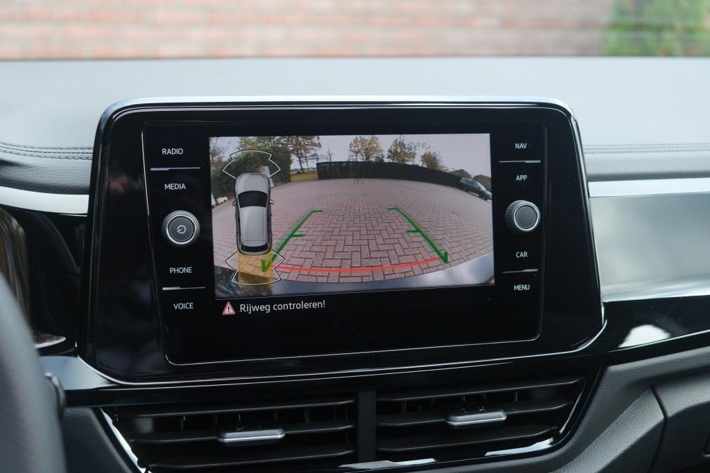 Volkswagen T-Roc 1.5 TSi 150pk DSG R-Line Black Edition | Black Style | App Connect | Panoramadak | Camera | Keyless | Elektrische Achterklep | Matrix LED | Winter Pakket afbeelding 22