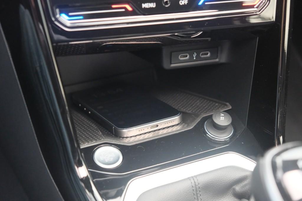 Volkswagen T-Roc 1.5 TSi 150pk DSG R-Line Black Edition | Black Style | App Connect | Panoramadak | Camera | Keyless | Elektrische Achterklep | Matrix LED | Winter Pakket afbeelding 24