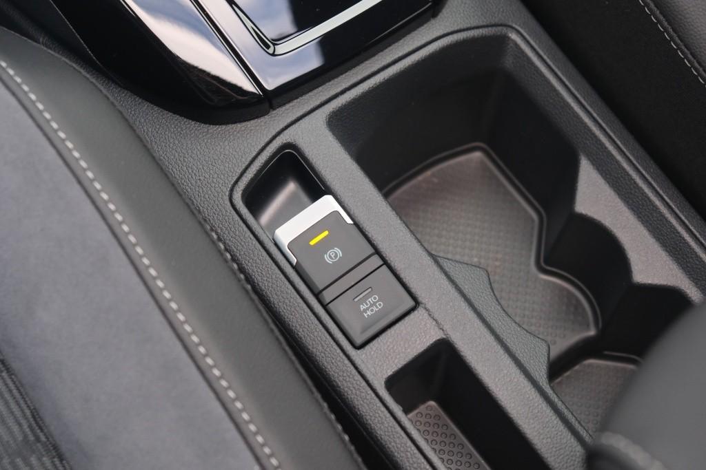 Volkswagen T-Roc 1.5 TSi 150pk DSG R-Line Black Edition | Black Style | App Connect | Panoramadak | Camera | Keyless | Elektrische Achterklep | Matrix LED | Winter Pakket afbeelding 26