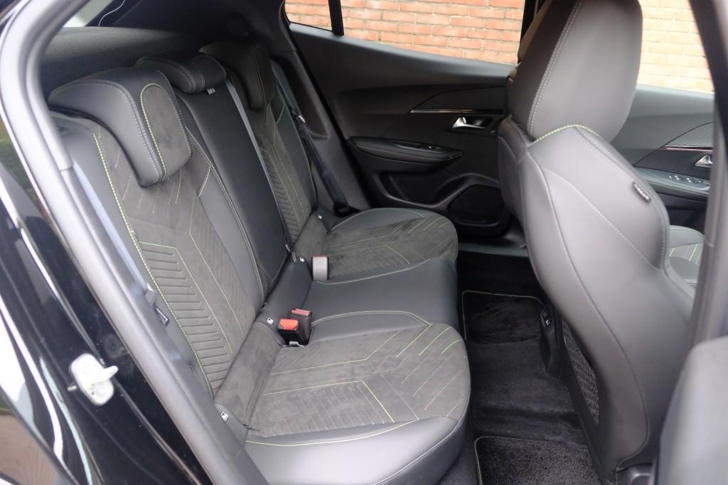 Peugeot 2008 1.2 Hybrid 145pk e-DCS6 GT | Navi | App Connect | Adaptive Cruise | Keyless | Alcantara | Camera | PDC afbeelding 3