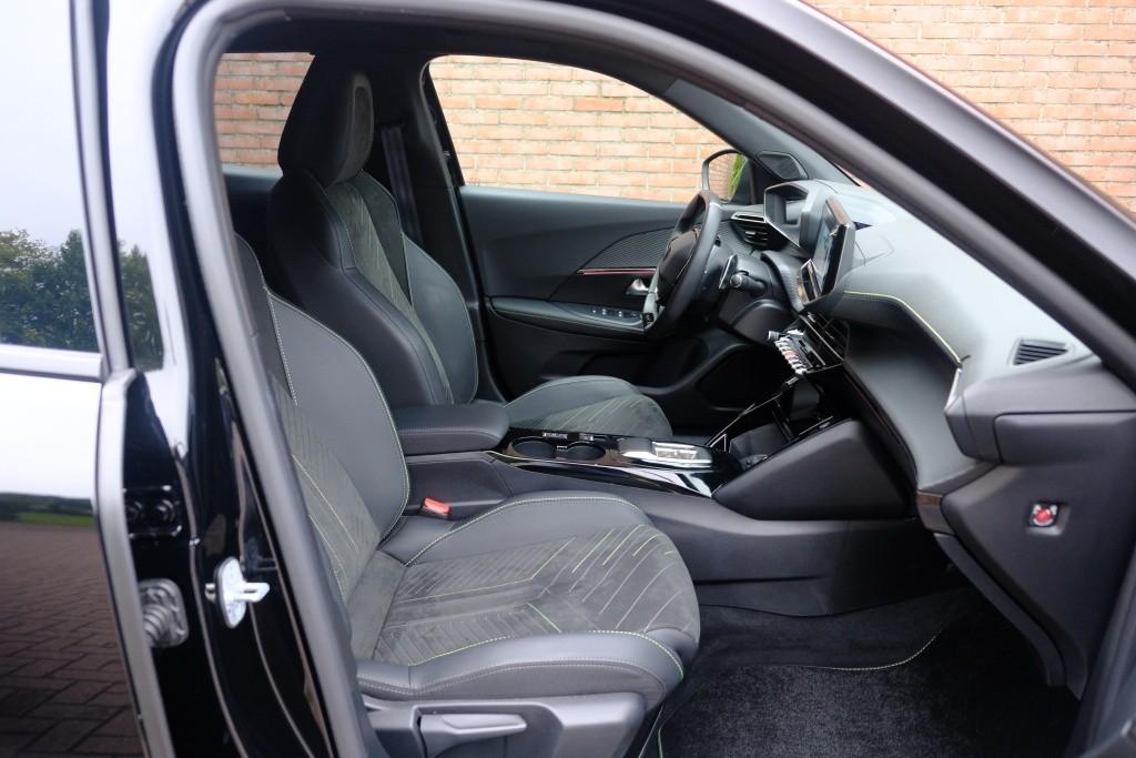 Peugeot 2008 1.2 Hybrid 145pk e-DCS6 GT | Navi | App Connect | Adaptive Cruise | Keyless | Alcantara | Camera | PDC afbeelding 4